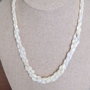 VINTAGE WHITE BEAUTIFUL 18 " LONG NECKLACE.